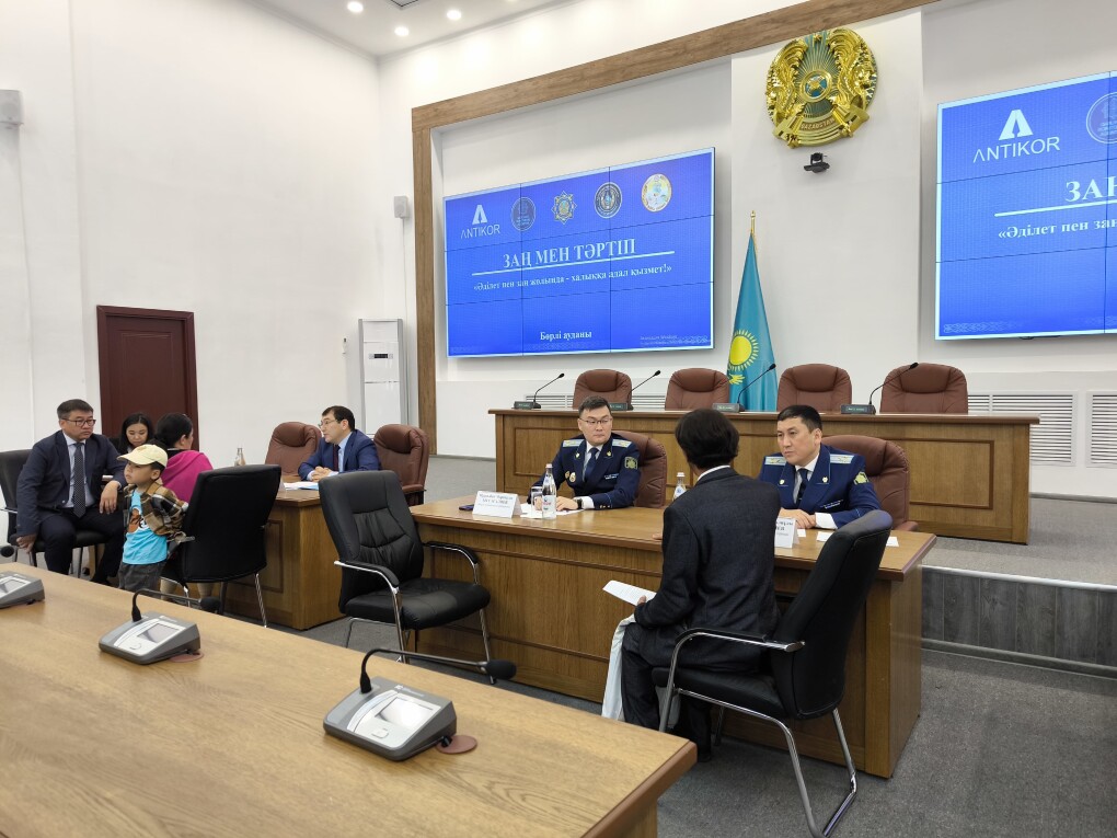 Акция «Әділет пен заң жолында – халыққа адал қызмет» прошла в Бурлинском районе